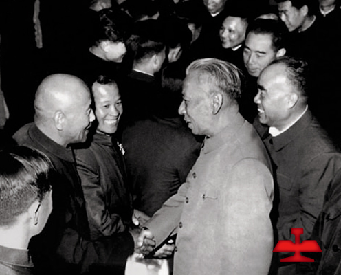 1959年毛澤東同志親切接見(jiàn)全國著(zhù)名勞動(dòng)模范、鞍鋼老英雄孟泰